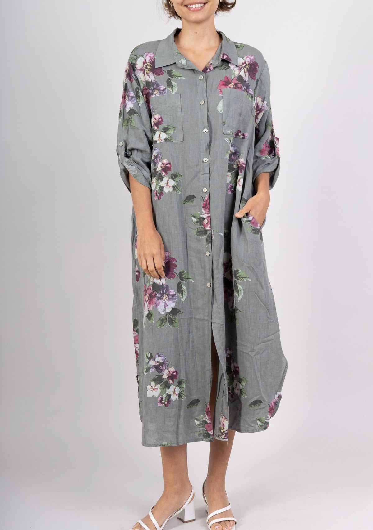 05262A long linen shirt dress with a floral pattern